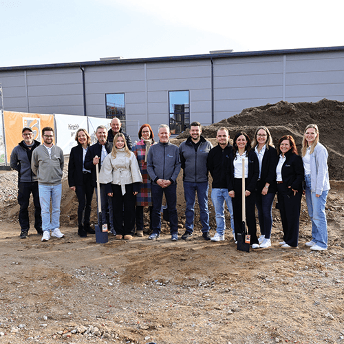 Das Team beim Spatenstich