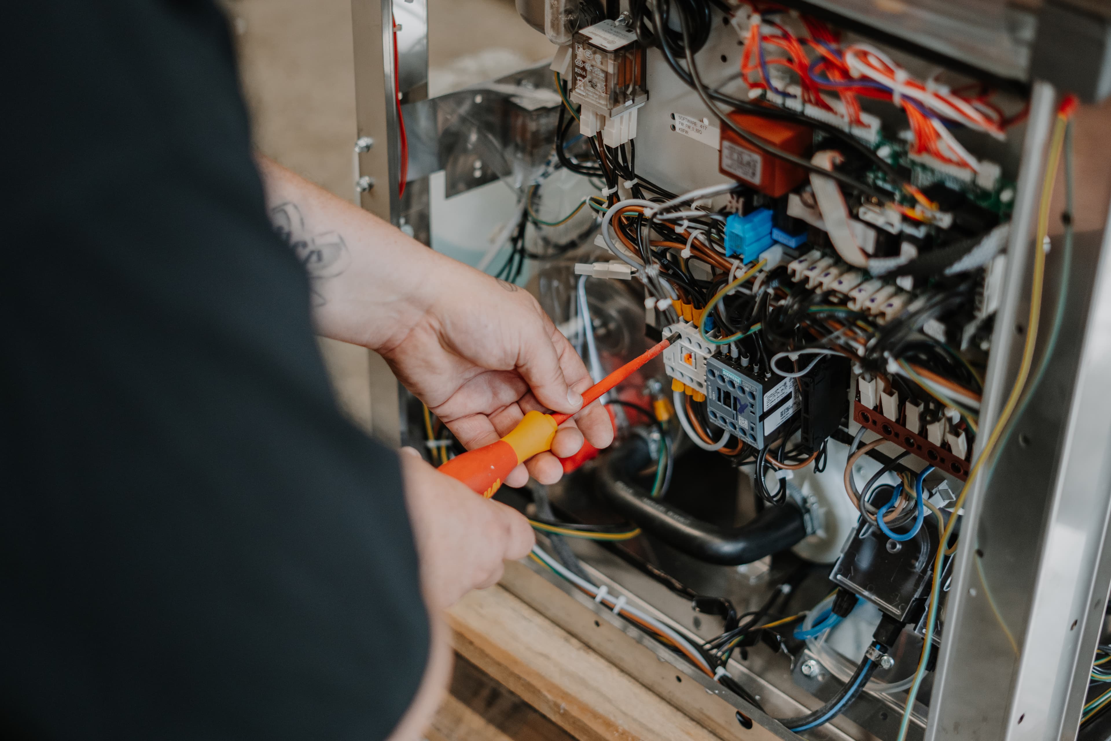 Ackermann Servicetechniker an der Maschine